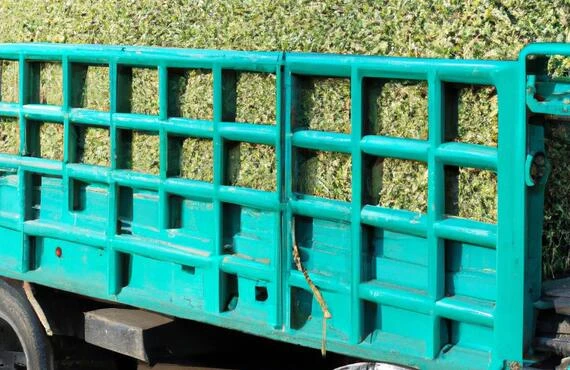 新鮮な大豆を茨城から全国へ。大型車両で確実にお届けします！